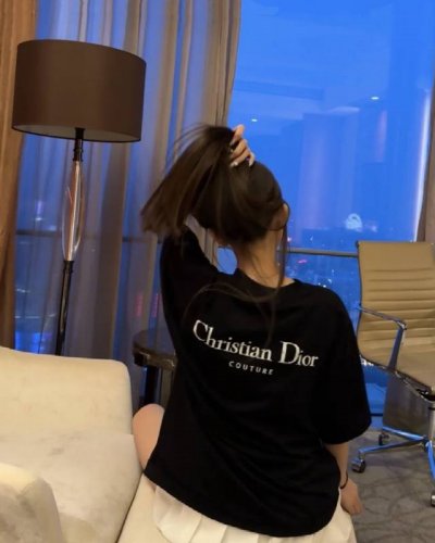 上新 迪奥前后碎裂图案高级黑短袖T恤 黑色真的是本命色心动迪奥的第N次 财阀大小姐穿搭 轻松Get贵气千金感！ 前后碎裂字母Logo好拍好看整体风格就很Chil