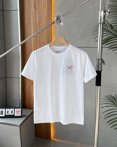 始祖鸟 Kragg Cotton渐变色大Logo短袖，解锁潮流新高度 始祖鸟 Kragg Cotton渐变色大Logo短袖，绝对是这个季节的吸睛王炸！它打破常规