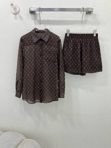 Louis Vuitt*N 25新款防嗮套装 经典咖色满幅字母Logo印花图案 夏日氛围感拉满 30D面料透气又不闷热 高完全不挑人 颜色高级 光泽度好 翻领衬