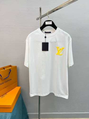 高品质 Lv 25Ss经典配色T恤新品！！款式相当的青春活力，朝气澎湃！！新一季主打的小熊系列，采用一级印烫的高规格标准.色调过渡呈现的立体感很强，优选280G