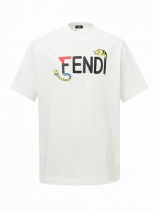 Fendi 芬迪新款标识Logo工艺印花T恤短袖 采用高质量面料制作而成，无论是日常穿搭还是参加派对，都能展示出您的时尚品味和个性。这款短袖具有舒适的剪裁和休闲