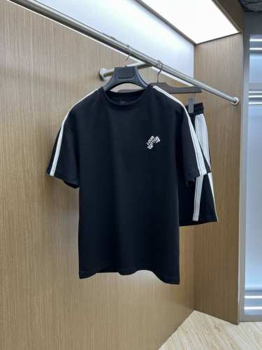 爆款 套 Lv 高端定制 2025春夏新款首发专柜最新款短袖短裤休闲套装 高端订制 设计前卫时尚！品牌Logo重工艺设计 高端定制纯棉面料.手感柔软.穿着舒适.