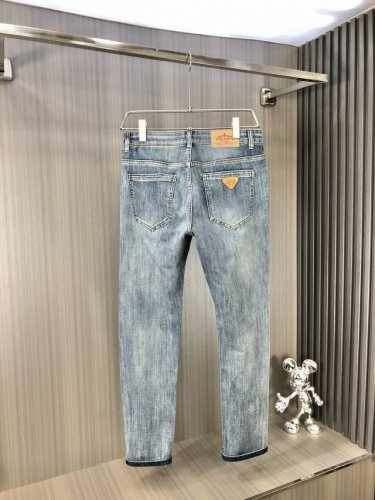 prada 普拉达 2025春夏最新推出男士牛仔裤新品 重工水洗牛仔面料 定制面料和一般牛仔布料比起来 更加柔软舒适 超重工洗水工艺 双工艺洗水 整条裤子 手感