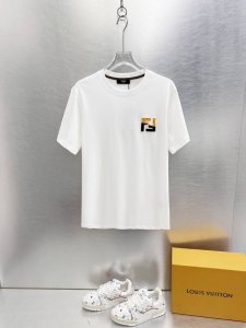 芬迪 重磅推荐 2025Ss夏装新品 专柜在售 最新系列图案Logo短袖T恤 必须人手一件的节奏 进口顶极精梳棉面料 极为亲肤舒适 摸上去非常的细腻 质感很好
