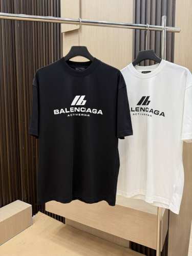 p220 balenciaga 2025夏季最新品，专柜同步有售，原单狠货，时尚休闲圆领短袖T恤，采用进口原版面料，舒适透气，顶级印花工艺字母图案装饰Logo，
