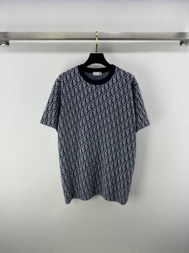 1:1 Dio*上新细节 25 春夏新款针织圆领满印短袖 经典品牌老花Logo提花装饰 字母Logo撞色提花点缀 经典高级时髦百搭 1色3码Sml