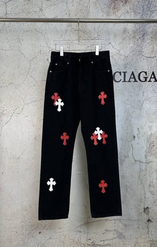 香港限定 上新 Chrome Hearts ｜克罗心 Ch香港城市限定系列 梵文十字贴布拼皮牛仔裤- 黑红配色 香港限定 潮流玩家们，克罗心香港城市限定牛仔裤震