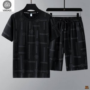范思哲 独家实拍上新夏季高品质冰丝套装短袖短裤两件套，本季主打，货源充足，放心主推，高端品质，经典设计，做工出色，经典百搭，上身效果极佳