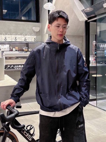 蒙口 新款防晒服 穿着性极高 百搭款 定制防晒面料具有良好的透气性 手感软糯舒适 款式简约而时尚 上身效果挺括有型 穿着起来更加高级 防晒面料不仅能遮挡紫外线对