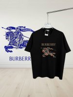 高版本] Burberry 巴宝莉 圆领短袖T恤 胸前战马十字绣绣花工艺 装饰十字绣工艺打造的品牌徽标 融入格纹马术骑士徽标设计 面料洗水32支280G纯棉精梳