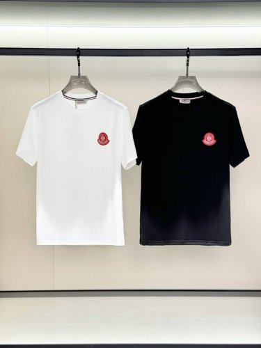 Moncler 蒙口，2025夏季最新款，专柜同步有售，原单狠货，时尚休闲圆领短袖T恤，上身很有特点！吸睛而有亮点，进口原版面料，顶级刺绣工艺字母图案装饰Log