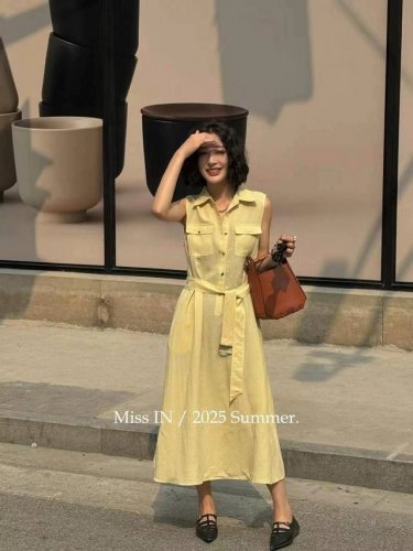 小众设计师款休闲通勤翻领无袖收腰显瘦百搭连衣裙 无袖设计随性自由的感觉 毫不费力打造柔飒美的高级气质，简单搭配瞬间提升整体造型的精致感 两色Smlxl