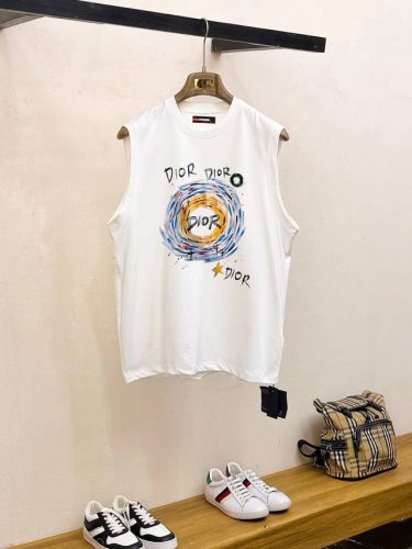 直 品牌 Dior迪奥 2025夏季新品背心T袖 经典简约款式 任何人都可以轻松驾驶 进口定制丝光棉面料 手软舒适有型 吸汗透气 ，胸前经典品牌字母Logo设计
