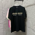 Miu Miu*2025春夏新款短袖T恤衫 胸前字母Miu印花Logo 定制双纱平纹纯棉300面料 男女同款 颜色：黑色 白色 尺码： S 90-130斤 M
