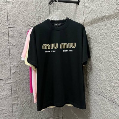 Miu Miu*2025春夏新款短袖T恤衫 胸前字母Miu印花Logo 定制双纱平纹纯棉300面料 男女同款 颜色：黑色 白色 尺码： S 90-130斤 M