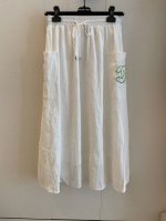 cc Vintage新款半裙加马甲背心套裙 这款套裙以柔软面料制成 无袖设计轻盈透气 花边点缀 简约百搭 恰到好处的半裙长度 不挑身材的好穿 一套上身敲减龄 尺