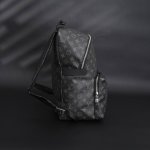 louis Vuitton Lv Discovery 经典老花双肩包 涂层帆布，牛皮革饰边，五金Logo标志，专用里内里直男必备款。 Size：37*40*20