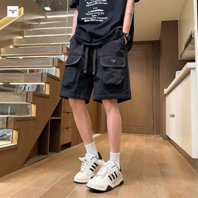 prada普拉达海外版25Ss新款五色贴皮刺绣水洗工装休闲运动短裤 版型属于宽松版 立体剪裁 上身简单有型帅气百搭. 采用工装梭织面料 手感非常舒适柔软 含棉量