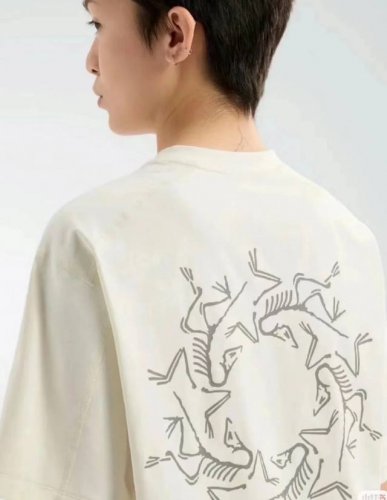 丶上新 始祖鸟T恤 Arc'teryx 始祖鸟3M反光前后鸟家万花筒印花男女同款短袖圆领T恤 原版定制高织高密的双面织法面料，有弹性不易变形，轻量，柔软亲肤又透