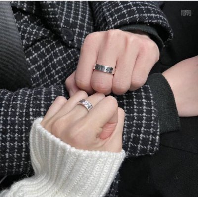 一个 Gucci G家骷髅情侣对戒窄版戒指 高端定制 泰银打造~男女都可以戴！ 款式设计简洁，日常佩戴也不会过于突兀 Guccighost 系列配饰来唤醒鲜活的