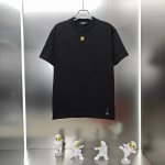 芬迪 Fendi 2025春夏新款男女同款短袖T恤 定制专属300克重双纱纯棉面料 定制原版工艺螺纹车工 ff金属皮徽章工艺设计 颜色 黑色 白色 灰色 尺码