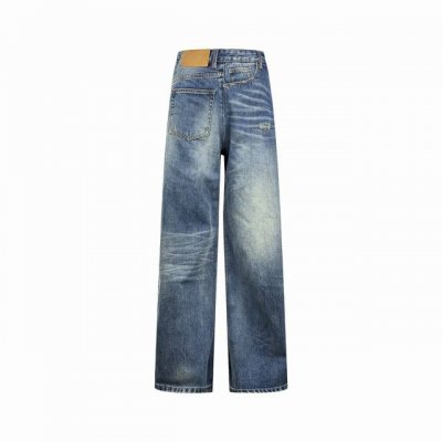 Maison Margiela 纸标做旧牛仔裤 定制纹韵牛仔粗斜棉缎 质感卓越 舒适贴肤 以一抹深海般的蓝 唤醒时尚灵魂 以Mm6牛皮纸皮肌理为底 用腰间一抹标