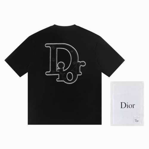 一首批.散单+10 迪奥Dior*2025最新款短袖 材质:采用高版本300G双纱精梳棉 尺寸:S M L Xl 颜色:黑色 白色 款号:W3655