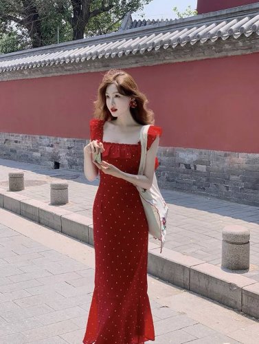 法式气质甜美木耳边方领波点连衣裙，荷叶边小飞袖若影若现的修饰肩膀和手臂加上尾部层叠裙摆，行走起来每一步都灵动摇拽，波点元素使得整件在风格上也极为突出女人味上也添
