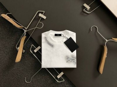 Szn*微宽版型S-Xl 25早春最新领口字母刺绣融合后幅圆形Logo重磅短袖 高端品质专柜原单圆领援助 顶级制作工艺进口面料 专柜款独特设计 采用进口高端订制