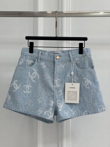 Chanel25Ss早春新款 浅色提花满印牛仔短裤丨独家高版出品！采用进口纯棉老花金丝面料 质感柔软舒适 浅色色系很适合春夏~ 超级显贵气的一款 随意一搭轻奢感