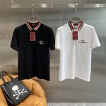 古家 Gucci polo衫简约又大气，领口红绿白三色条纹，经典元素超吸睛，一下就把格调拉满 胸口口袋上精致的品牌标识，细节之处尽显奢华。面料亲肤舒适，质感一流