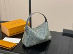 配折叠盒 Lv中古包又一位当红炸子鸡来咯 一只看似中古中矩却又有点标新立异的包。 Hobo腋下包 尺寸:32.22Cm