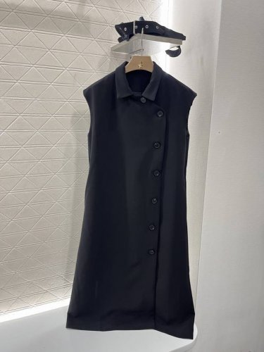 Dio*2025新品上架 翻领马甲连衣裙 定制Yb进口醋酸材质 质感光泽 垂顺舒适 翻领马甲裙剪裁 通体素色利用剪裁和细节提升精致度 前襟开襟斜排钮扣 随意调节