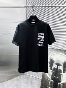 迪奥 Dior 2025Ss新款 半袖 体恤 短袖 宽松版 圆领 T恤，高端版本！专柜定制面料 透气舒适度高，细节无可挑剔，品牌元素设计理念，体现高品质。手感细