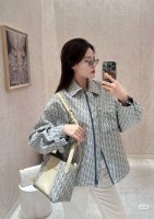 外套 Dio*2025新品提花冲锋外套 原版开发 高版出品 进口提花冲锋材质 挺括有型 质感十足 翻领冲锋外套一片式裙裤套装 通体以大面积品牌徽标提花为亮点 配