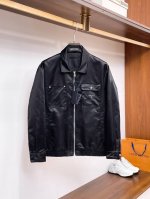 普拉达 2025开春新款夹克外套，秀场新品品相非常完美，双面穿舒适保暖，三标齐全色泽饱满诱人，非常出彩的设计，轻松将时髦感进阶，做工极为考究严谨，走线工整细致！