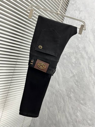 古家 春夏男士休闲牛仔裤....... 客供牛仔面料打造 质地柔软又不失筋骨，手感干爽有韧性 裤身配以品牌经典徽标，灵魂般的点缀 各项指标皆为上品，自然带来极佳