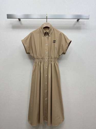 miumi*2025Ss 新品连衣裙，定制Yb防晒面料质感透气 舒适亲肤 翻领开扣连衣裙 腰部松紧弹力设计 分量感十足的裙摆对身材包容度极高 利用弹力腰封装饰