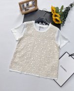 Moncler 春夏新款蕾丝套装，是时尚与匠心交织的杰作。上衣以纯净白色T恤为基底，短袖设计，带来清爽自在之感。外搭蕾丝部分，采用客供特定水溶花蕾丝面料，由棉质