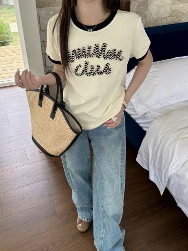 miumiu缪缪重工编织立体字母圆领短袖T恤 款号：25670704498 颜色：杏色 红色 尺码：Sml S码80-95斤 M码95- 斤 L码 -125斤