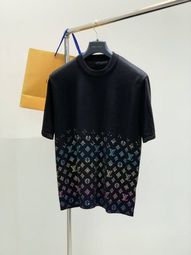 louisvuitton 路易威登，2025春季最新款，专柜同步有售，原单狠货，时尚休闲针织圆领短袖T恤，上身很有特点！吸睛而有亮点，进口原版面料，顶级烫钻工艺