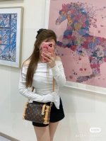 lv Side Trunk 软盒子 谷爱琳在走秀的时候，手里这款软盒子是整场关注度最高的包 搭配经典老花和可拆卸的两条肩带 实现了单肩、腋下、斜挎、手提多种背法