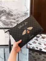 Gucci 古驰蜜蜂手拿包 原版五金，手感好。顶级设计师打造休闲风格制作，超顺滑拉链、顶级油边平滑、 超大容量空间设计多卡位+暗格拉链、设计精雕细琢一分不差，匠