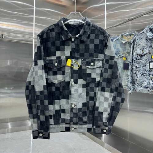 Lv 棋盘格马赛克格纹牛仔外套夹克 本款牛仔外套出自 2025 春夏时装秀，以水洗 Damoflage 提花图案展现渐变层次。Marque L. Vuitton