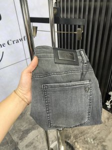 范思哲。2025春夏高级时装感，超柔牛仔面料 , 浅色洗水牛仔裤。 面料很特殊，超细精仿棉纱混纺，超柔舒适感。 具备牛仔随性感 ,休闲感 ,6亦有轻松感 ,时尚