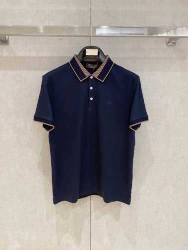 l夏季新品翻领Polo短袖 时尚单品设计，更加时尚舒适，高标准定制，上身非常有型，奢华品牌经典Logo图案 客供辅料，客供进口舒适透气面料质感非常细腻，细节工艺