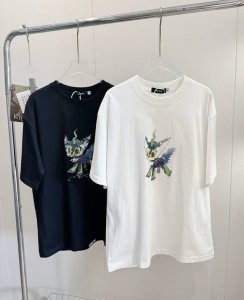 品名 We11Don* 小怪兽涂鸦刺绣短袖 尺码 S.M.L 颜色 白色 黑色 小鬼 田曦薇同款 尊嘟喜欢这个小怪兽 好好看 超舒服超百搭的T恤 被呆萌的小怪兽