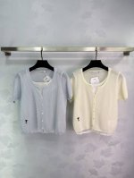 dio* 25 春夏最新假两件针织短袖！定制进口针织材质 柔软舒适 假两件版型 设计层次感丰富 下摆点缀品牌徽标 彰显品牌高级格调 成衣舒适有弹力 为穿搭增添活