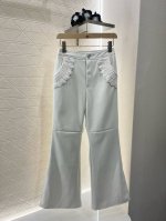 Chane*2025新品上架 复古花边外套长裤套装 定制Yb进口皮革材质 肌理细腻 品质上乘 复古花边外套长裤套装版 外套修身直筒装裁剪轻松勾勒松弛感线条 精致