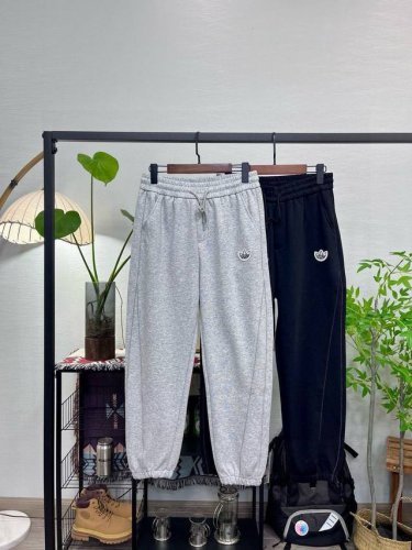 三叶草刺绣束脚裤 阿迪达斯三叶草Adidas休闲卫裤束脚裤 高街潮流痞帅风 版型优秀 刺绣设计也很用心 能衬托腿型 纯棉面料使裤子非常舒适透气 有舒适的亲肤感而